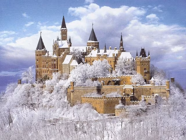  7. Lâu đài Hohenzollern (Đức). Nằm trên một ngọn đồi ở Baden-Württemberg, lâu đài Hohenzollern nổi tiếng với vẻ đẹp hùng vĩ và lịch sử gắn liền với gia tộc Hohenzollern. Ảnh: Pinterest.