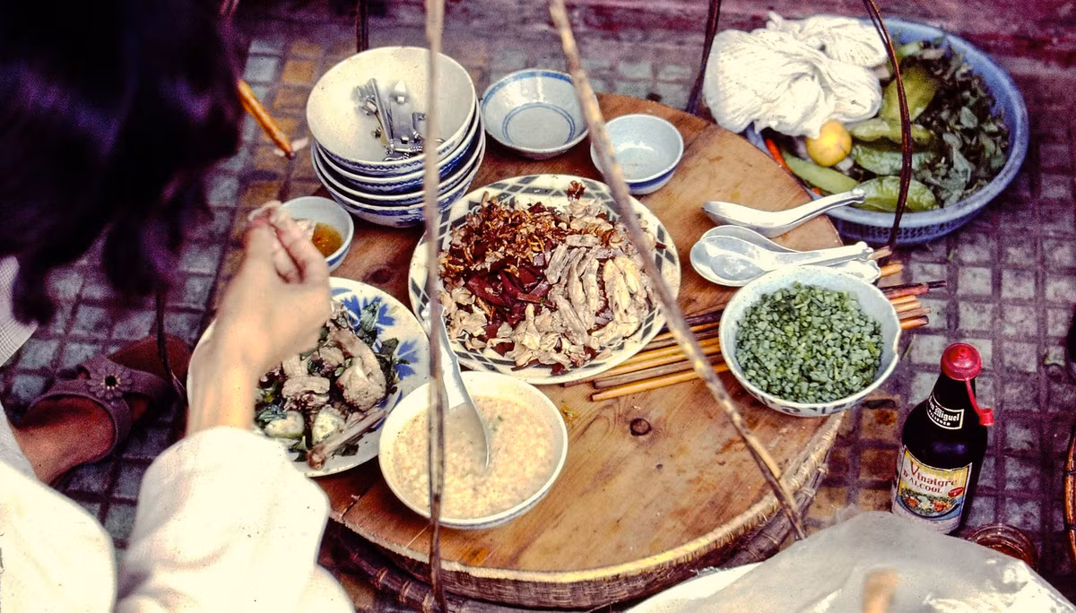 Cận cảnh một quầy hàng rong trên đường phố Quy Nhơn. Ảnh: Ernest Gaudreau.