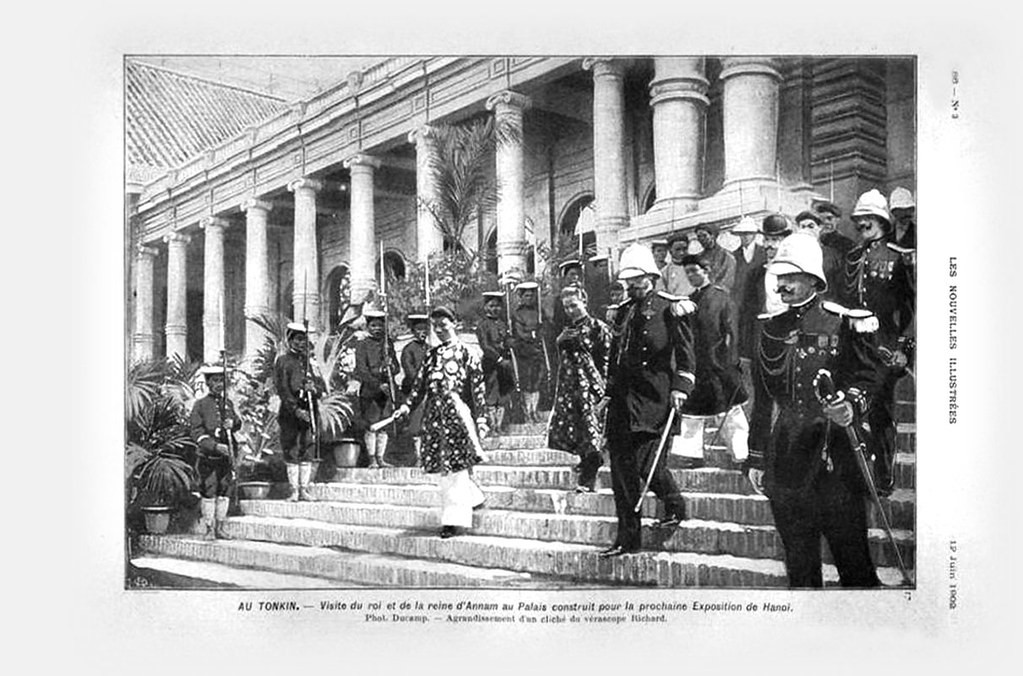 Vua Thành Thái và phu nhân thăm tòa nhà triển lãm được xây dựng cho hội chợ đấu xảo sắp diễn ra năm 1902. Ảnh: Public Domain.