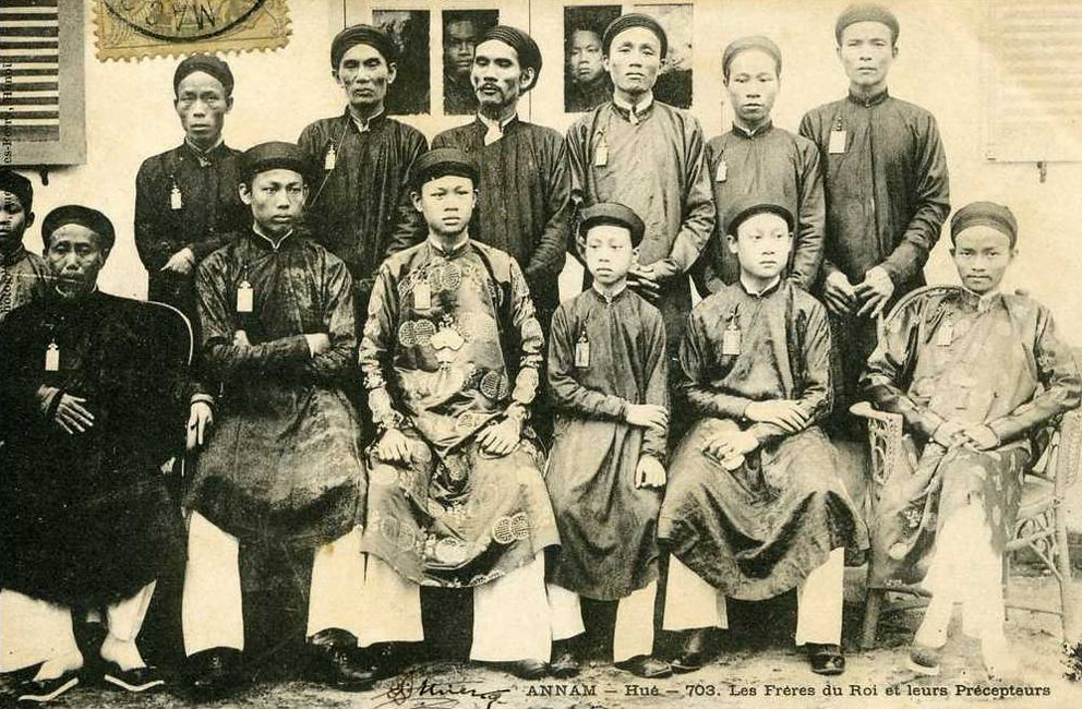 Vua Thành Thái (người ngồi thứ ba từ trái sang) cùng các em và thày dạy. Ảnh: Public Domain.