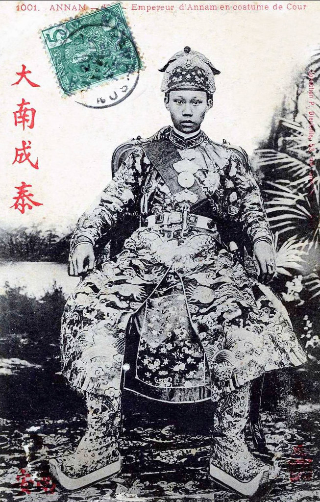 Vua Thành Thái mặc triều phục ngồi trên ngai. Ảnh: Public Domain.