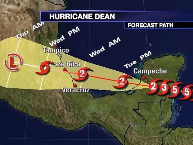  10. Bão Dean (2007) - Sức gió tối đa: 280 km/h. Dean là cơn bão cấp 5 đầu tiên của mùa bão 2007, đã tàn phá các khu vực ở vùng Caribbean và bán đảo Yucatán của Mexico. Ảnh: Pinterest.
