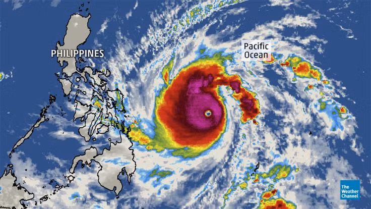  3. Bão Goni (Rolly) (2020) - Sức gió tối đa: 315 km/h. Được ghi nhận là cơn bão mạnh nhất đổ bộ vào năm 2020, bão Goni đã gây thiệt hại nặng nề ở miền trung Philippines. Ảnh: Pinterest.