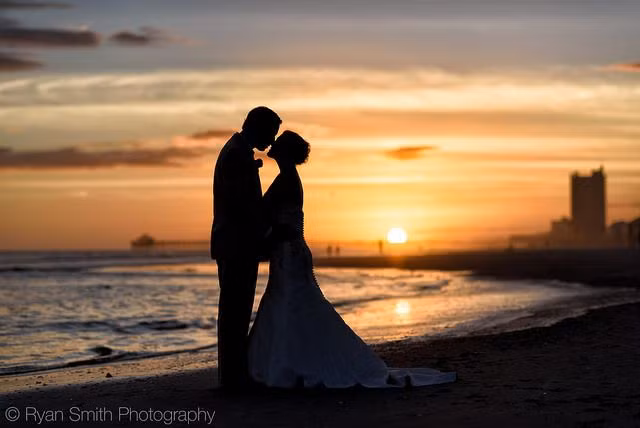  Phong tục cưới hỏi. Phương Đông: Các nghi lễ thường phức tạp và mang tính tập thể, gia đình có vai trò lớn trong việc tổ chức. Phương Tây: Nghi lễ thường đơn giản hơn, và quyền quyết định thuộc về cặp đôi. Ảnh: Pinterest.