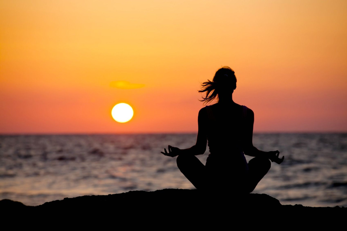  Chăm sóc sức khỏe. Phương Đông: Thường kết hợp giữa y học cổ truyền và hiện đại, chú trọng đến sự cân bằng giữa cơ thể và tâm trí. Phương Tây: Thường dựa vào y học hiện đại và các phương pháp điều trị bằng thuốc. Ảnh: Pinterest.