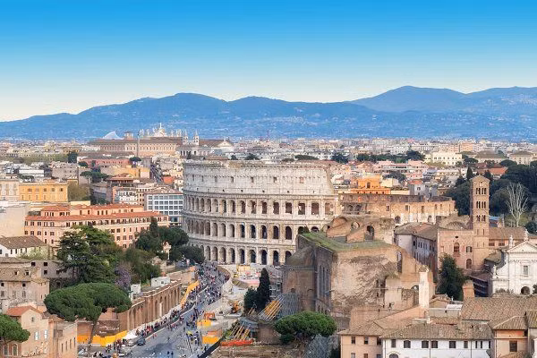  2. Rome, Italia. Rome, thủ đô của đế quốc La Mã cổ đại, là nơi có nhiều di tích lịch sử ấn tượng như Đấu trường Colosseum, Đền Pantheon và Diễn đàn La Mã. Thành phố này được coi là cái nôi của nền văn minh phương Tây. Ảnh: Pinterest.