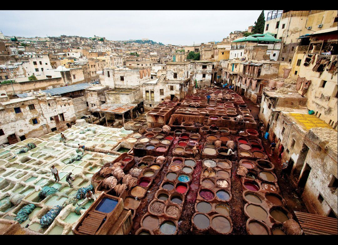 14. Fez, Morocco. Fez rất nổi tiếng với khu phố cổ Medina – một trong những khu phố cổ lớn nhất và tốt nhất được bảo tồn trên thế giới. Đây cũng là trung tâm học thuật và tôn giáo quan trọng của thế giới Hồi giáo. Ảnh: Pinterest.
