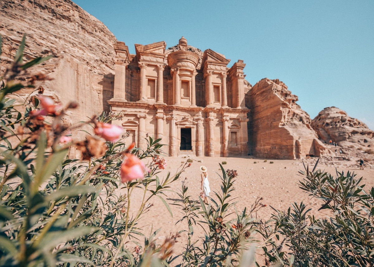  6. Petra, Jordan. Petra là một thành phố cổ được khắc vào đá của người Nabataeans, nổi tiếng với các công trình được tạc vào đá sa thạch đỏ. Nơi đây từng được đưa vào danh sách Bảy kỳ quan thế giới mới. Ảnh: Pinterest.