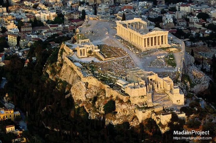  3. Athens, Hy Lạp. Athens, thủ đô của Hy Lạp, nổi tiếng với di sản văn hóa từ thời Hy Lạp cổ đại, đặc biệt là khu đền Acropolis với đền Parthenon. Thành phố huyền thoại này là cái nôi của nền dân chủ và triết học phương Tây. Ảnh: Pinterest.