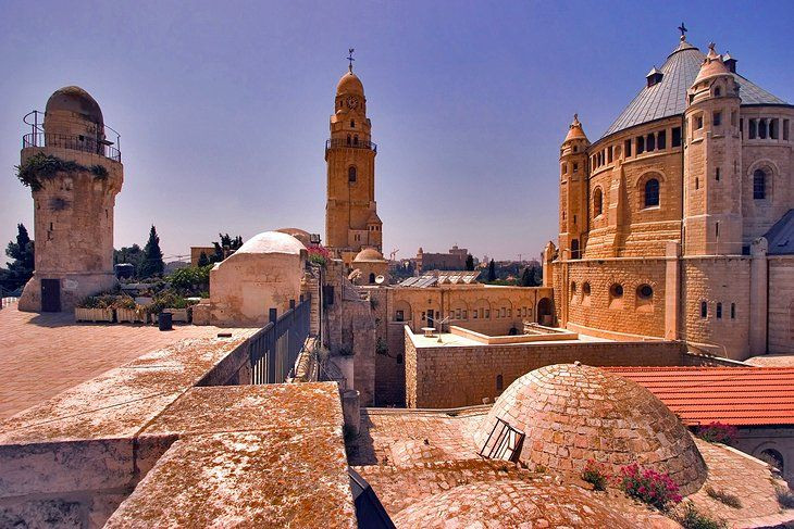  1. Jerusalem, Israel. Jerusalem là một trong những thành phố cổ nhất trên thế giới, có lịch sử hơn 3.000 năm. Đây là nơi thiêng liêng đối với ba tôn giáo lớn: Do Thái giáo, Kitô giáo và Hồi giáo. Những địa danh nổi tiếng bao gồm Bức tường Than khóc, Đền thờ Núi, và Nhà thờ Mộ Thánh. Ảnh: Pinterest.