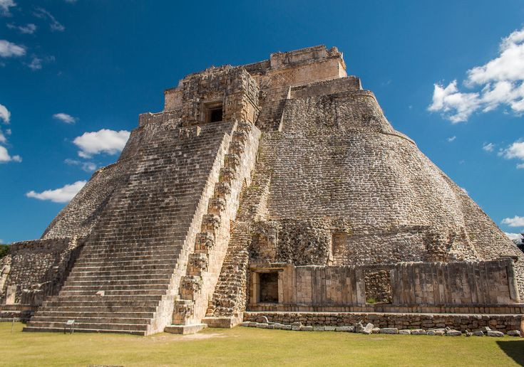  Kim tự tháp Uxmal. Địa điểm: Uxmal, Mexico. Nền văn minh: Maya. Điểm đặc biệt: Kim tự tháp này có tên gọi chính thức là "Kim tự tháp của Nhà Tiên Tri" (Pyramid of the Magician) và có thiết kế độc đáo với các góc bo tròn và các bậc thang xoắn ốc. Ảnh: Pinterest.