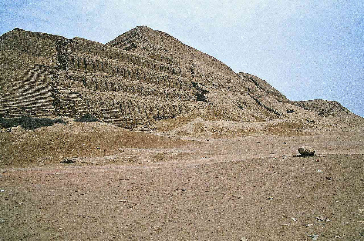  Kim tự tháp Huaca del Sol. Địa điểm: Trujillo, Peru. Nền văn minh: Moche. Điểm đặc biệt: Đây là kim tự tháp lớn nhất của nền văn minh Moche, nằm gần bờ biển phía bắc Peru, được xây từ hàng triệu viên gạch bùn. Ảnh: Pinterest.