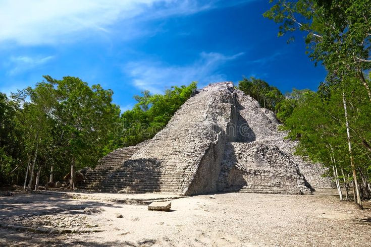  Kim tự tháp Nohoch Mul. Địa điểm: Coba, Mexico. Nền văn minh: Maya. Điểm đặc biệt: Đây là kim tự tháp cao nhất trên bán đảo Yucatan, với độ cao khoảng 42 mét. Khách du lịch có thể leo lên đỉnh để ngắm toàn cảnh khu di tích. Ảnh: Pinterest.