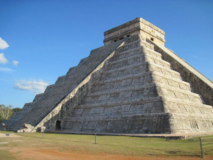  Kim tự tháp Kukulkan. Địa điểm: Chichen Itza, Mexico. Nền văn minh: Maya. Điểm đặc biệt: Kim tự tháp này nổi tiếng với các hiện tượng ánh sáng đặc biệt vào các kỳ xuân phân và thu phân, khi bóng đổ tạo thành hình ảnh một con rắn bò xuống từ đỉnh kim tự tháp. Ảnh: Pinterest. 