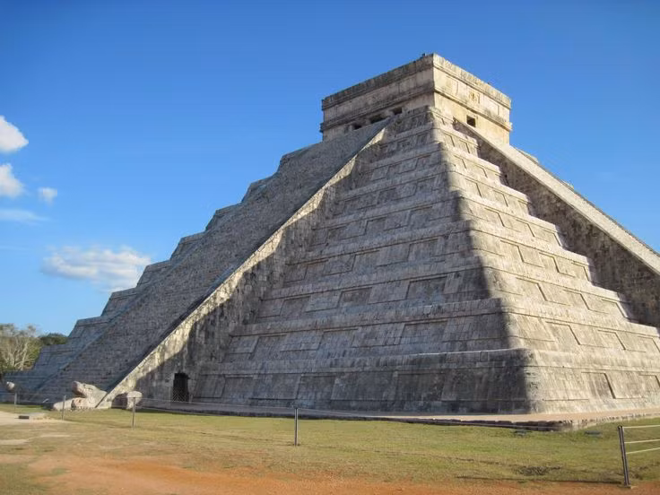  Kim tự tháp Kukulkan. Địa điểm: Chichen Itza, Mexico. Nền văn minh: Maya. Điểm đặc biệt: Kim tự tháp này nổi tiếng với các hiện tượng ánh sáng đặc biệt vào các kỳ xuân phân và thu phân, khi bóng đổ tạo thành hình ảnh một con rắn bò xuống từ đỉnh kim tự tháp. Ảnh: Pinterest. 
