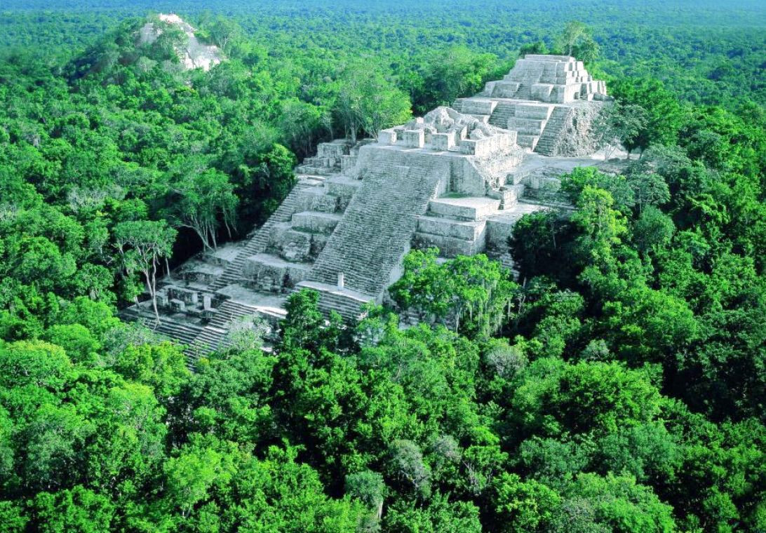  Kim tự tháp La Danta. Địa điểm: El Mirador, Guatemala. Nền văn minh: Maya. Điểm đặc biệt: Là một trong những công trình lớn nhất trong thế giới Maya, La Danta có khối lượng đáng kinh ngạc, với chiều cao khoảng 72 mét và diện tích cơ sở gần bằng kim tự tháp Giza ở Ai Cập. Ảnh: Pinterest.