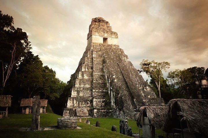  Các kim tự tháp Tikal. Địa điểm: Tikal, Guatemala. Nền văn minh: Maya. Điểm đặc biệt: Tikal là một trong những thành phố lớn nhất của Maya, với nhiều kim tự tháp cao vút, trong đó nổi tiếng nhất là Kim tự tháp của Đại Tư tế (Temple I) và Kim tự tháp của Mặt Trăng (Temple II). Ảnh: Pinterest.