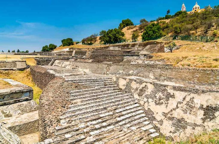  Kim tự tháp Cholula. Địa điểm: Puebla, Mexico. Nền văn minh: Aztec. Điểm đặc biệt: Đây là kim tự tháp lớn nhất thế giới về thể tích. Mặc dù không cao bằng Kim tự tháp Mặt Trời hay El Castillo, nhưng khối lượng của nó vượt trội. Ảnh: Pinterest.