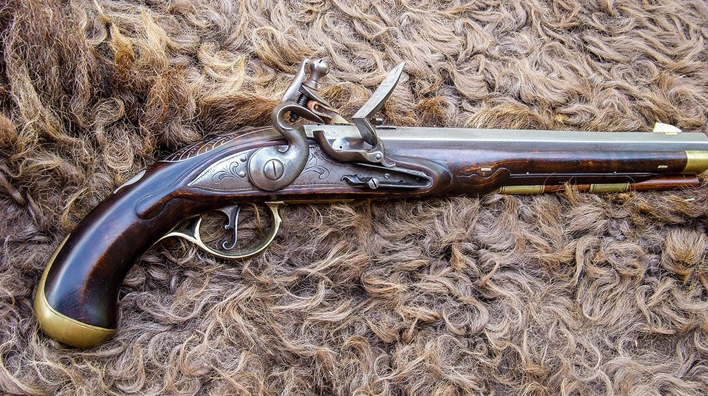  9. Súng ngắn (Pistol). Được phát minh vào thế kỷ 16, súng ngắn đã tạo ra một loại vũ khí cầm tay gọn nhẹ, hiệu quả và dễ sử dụng. Ảnh: Pinterest.