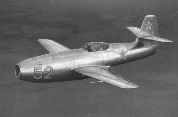  15. Máy bay chiến đấu. Được sử dụng lần đầu trong Thế chiến I, máy bay chiến đấu đã mở ra kỷ nguyên chiến tranh không quân trong lịch sử quân sự. Ảnh: Pinterest.