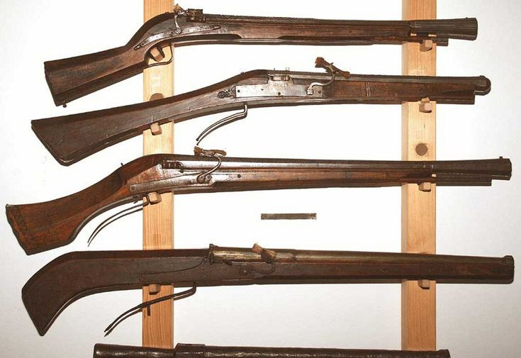  5. Súng hỏa mai (Arquebus). Được sử dụng từ thời kỳ trung cổ, súng hỏa mai đã đánh dấu sự khởi đầu của kỷ nguyên súng đạn, thay đổi hoàn toàn chiến thuật và cách thức chiến đấu. Ảnh: Pinterest.
