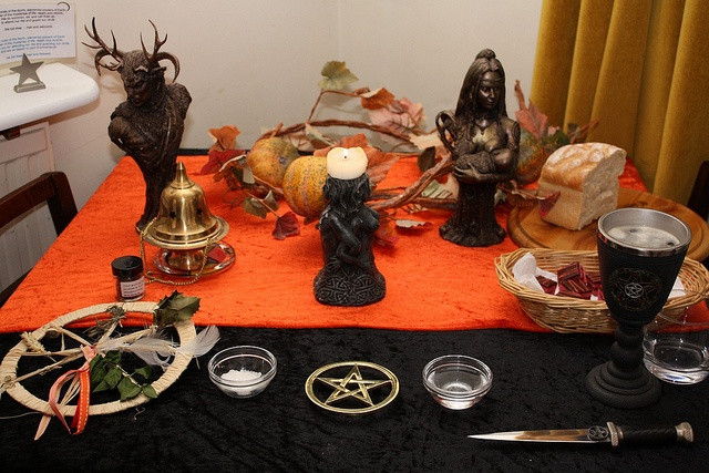 Người Celtic cổ tin rằng vào lễ Samhain, người thân đã khuất của họ sẽ về thăm gia đình. Vì vậy người Celtic thường để thức ăn và đồ uống trước cửa nhà, như một cách chào đón linh hồn. Ảnh: Pinterest.
