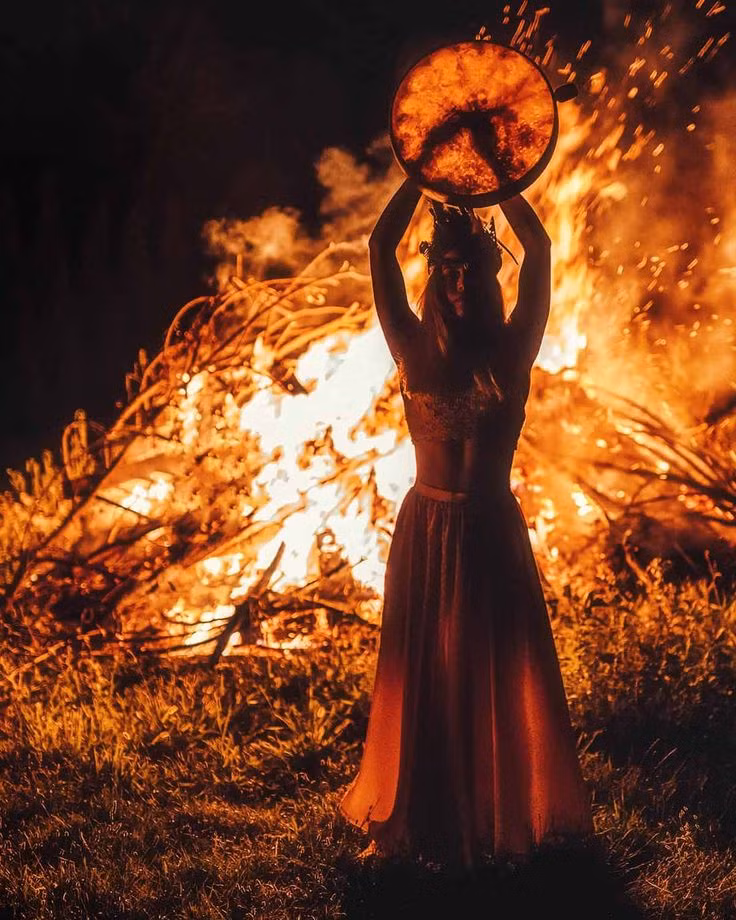 Đốt lửa trại lớn là một phần quan trọng của Samhain, thể hiện hy vọng về sự ấm áp và ánh sáng trong mùa đông lạnh giá. Người Celtic còn đốt lửa để xua đuổi tà ma, với niềm tin rằng ánh lửa sẽ bảo vệ họ khỏi các linh hồn ác quỷ. Ảnh: Pinterest.