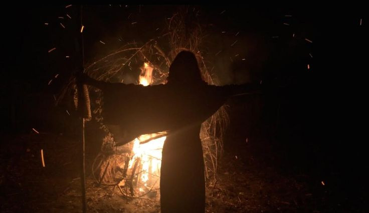 Khi người La Mã xâm lược vùng đất của người Celtic, Samhain đã bị ảnh hưởng bởi các truyền thống La Mã. Đến thế kỷ 8, Giáo hội Công giáo đã chọn ngày 1/11 làm Ngày Các Thánh, và lễ Samhain dần hòa quyện với lễ "All Hallows’ Eve" vào đêm trước, từ đó biến đổi thành lễ Halloween. Ảnh: Pinterest. Ảnh: Pinterest.