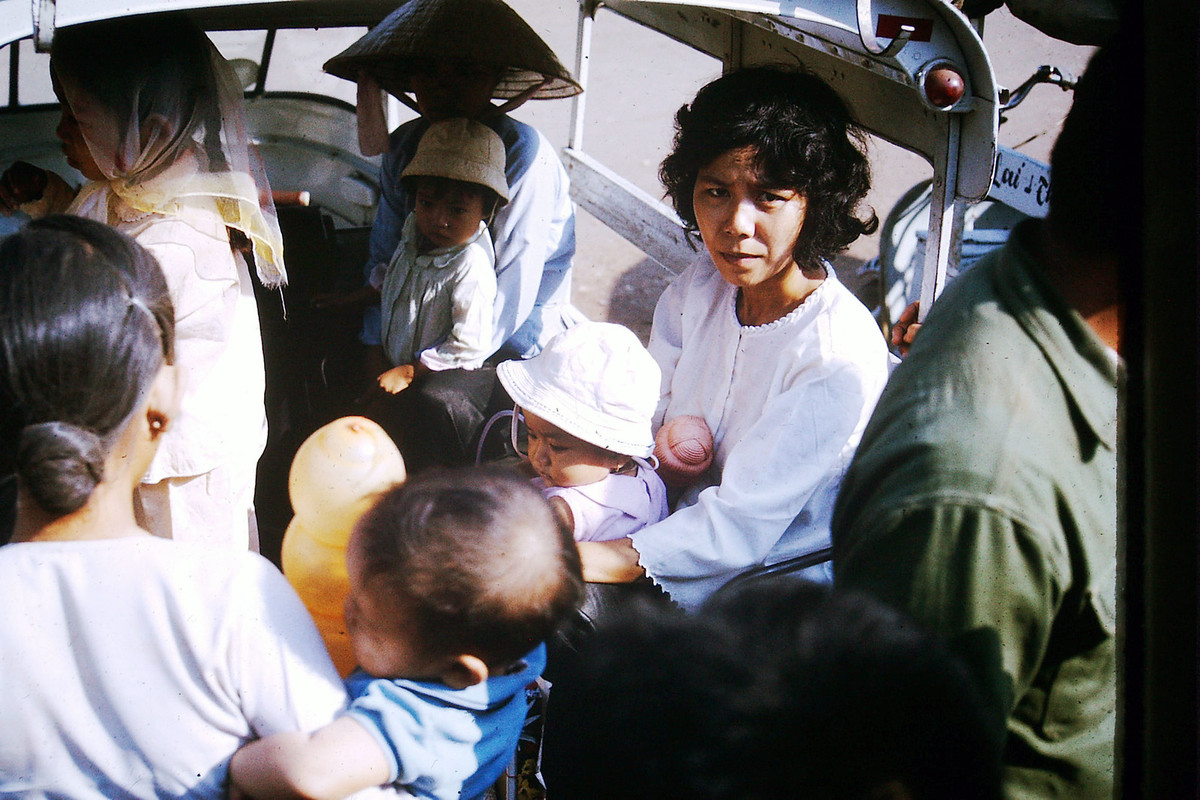 Những hành khách trên một chiếc xe lam. Ảnh: Paul Moore.