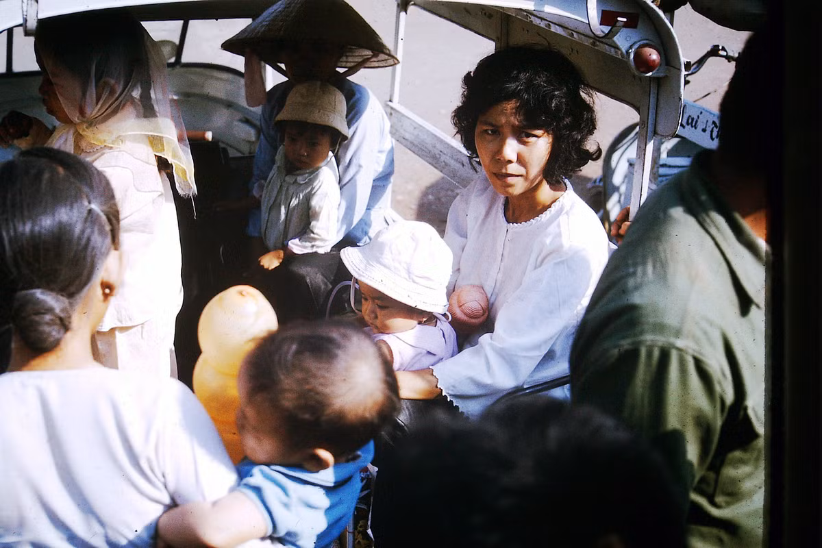 Những hành khách trên một chiếc xe lam. Ảnh: Paul Moore.