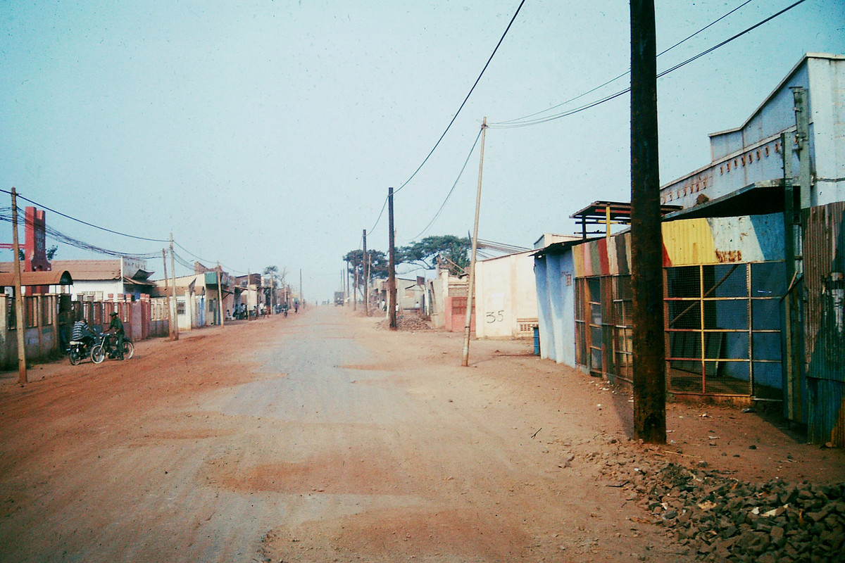 Đoạn đường quốc lộ chạy qua Bình Dương. Ảnh: Paul Moore.