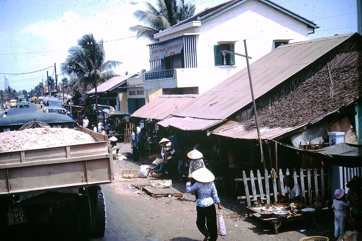 Khu chợ dân sinh nằm bên quốc lộ. Ảnh: Paul Moore.