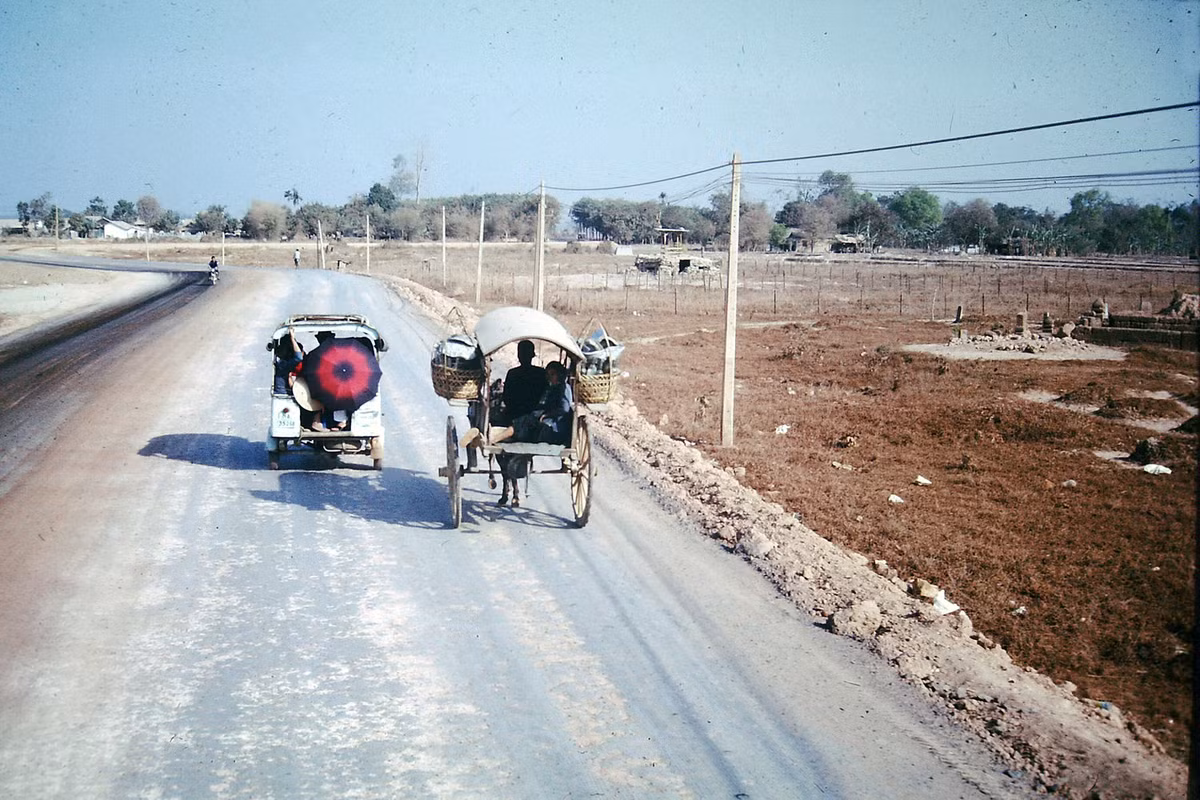 Xe ngựa và xe lam chạy trên quốc lộ. Ảnh: Paul Moore.