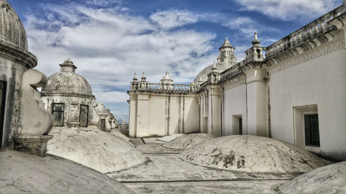 Các trang trí trên sân thượng là sự kết hợp giữa phong cách Baroque và tân cổ điển, trong khi vòm cửa sổ và trên hai tòa tháp mang dấu ấn Trung Hoa. Ảnh: Could Have Stayed Home.