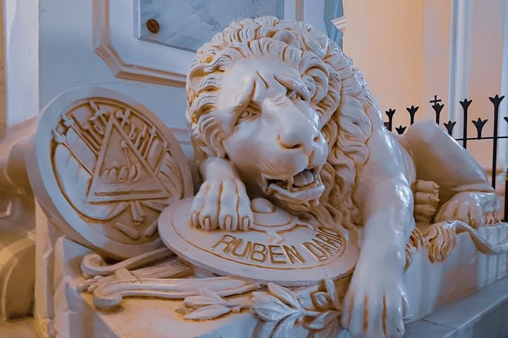 Dưới tầng hầm nhà thờ có một khu hầm mộ, là nơi chôn cất nhiều danh nhân của Nicaragua như nhà thơ Rubén Darío, Salomón de la Selva và Alfonso Cortés, nhạc sĩ José de la Cruz Mena, bác sĩ Luis H. Debayle, giáo sư Edgardo Buitrago... Ảnh: Néstor Esaú Velásquez.