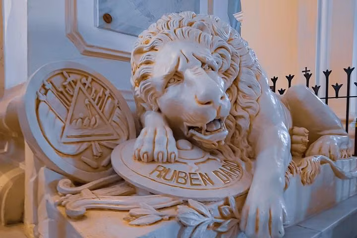 Dưới tầng hầm nhà thờ có một khu hầm mộ, là nơi chôn cất nhiều danh nhân của Nicaragua như nhà thơ Rubén Darío, Salomón de la Selva và Alfonso Cortés, nhạc sĩ José de la Cruz Mena, bác sĩ Luis H. Debayle, giáo sư Edgardo Buitrago... Ảnh: Néstor Esaú Velásquez.