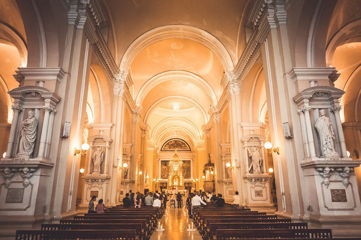 Không gian bên trong của nhà thờ toát lên vẻ khoáng đạt với mái vòm cao được chống đỡ bằng những hàng cột trang trí tinh tế. Ảnh: Turismo Nicaragua.