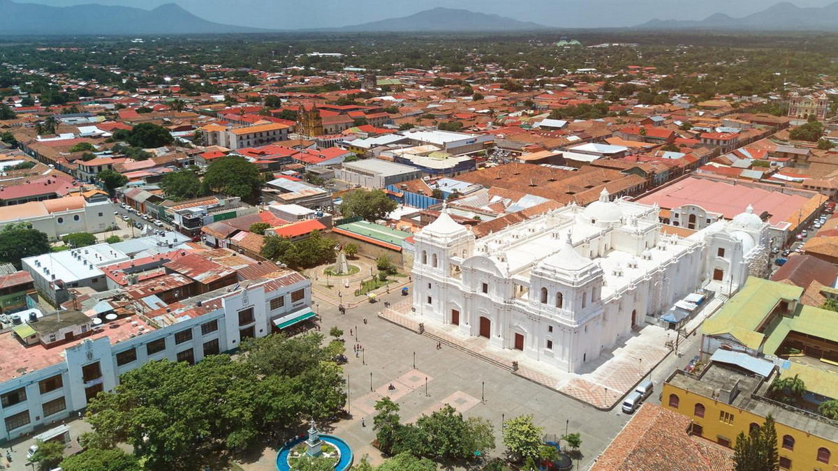 Về tổng thể, nhà thờ có mặt bằng hình chữ nhật với các tòa tháp và mặt tiền mang phong cách tân cổ điển. Ảnh: HotelsCombined.