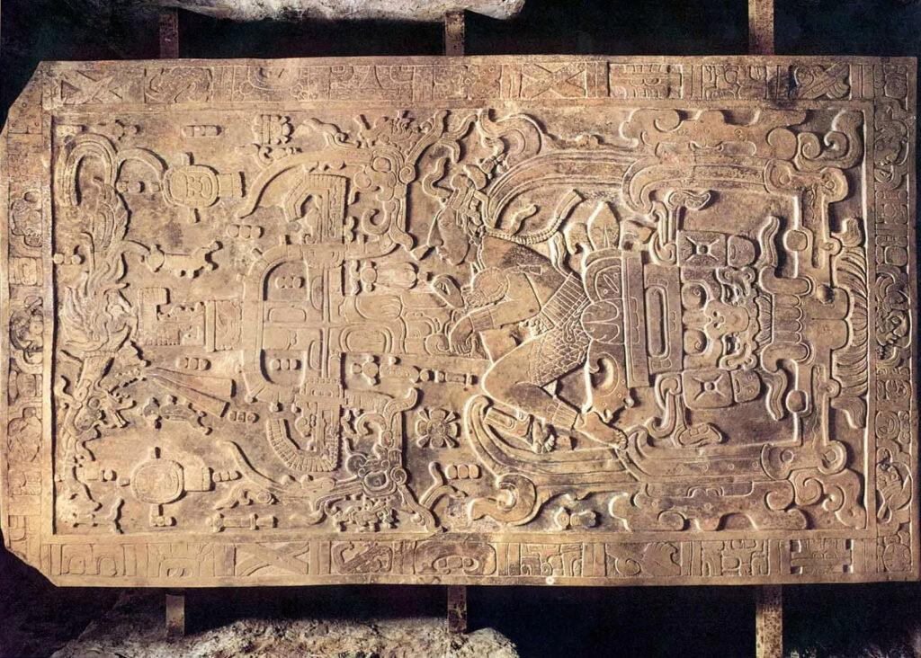  8. Tấm bia K’inich Janaab’ Pakal (Mexico). Niên đại: Khoảng 615-683 SCN. Nền văn minh: Maya. Giá trị: Tấm bia này ghi lại sự cai trị của vua K’inich Janaab’ Pakal, được chạm khắc tinh xảo và cung cấp nhiều thông tin về cuộc sống hoàng gia Maya. Ảnh: Pinterest.