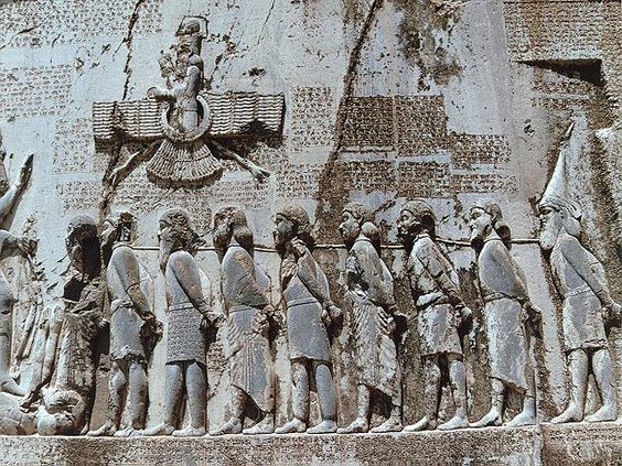  2. Tấm bia Behistun (Iran). Niên đại: Khoảng 520 TCN. Nền văn minh: Đế chế Achaemenid (Ba Tư) . Giá trị: Nội dung được khắc bằng ba loại ngôn ngữ cổ, khiến tấm bia này đóng vai trò quan trọng trong việc giải mã chữ hình nêm của nền văn minh Lưỡng Hà. Ảnh: Pinterest.