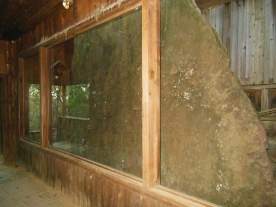  10. Tấm bia đá Heavener Runestone (Mỹ). Niên đại: Thế kỷ 10-12 (giả thuyết). Nền văn minh: Bắc Âu/Viking (giả thuyết). Giá trị: Tấm bia đá này được phát hiện ở bang Oklahoma, Mỹ, và có khắc các ký tự rune của Bắc Âu. Nó có thể liên quan đến những chuyến thám hiểm của người Viking đến Bắc Mỹ. Ảnh: Pinterest.