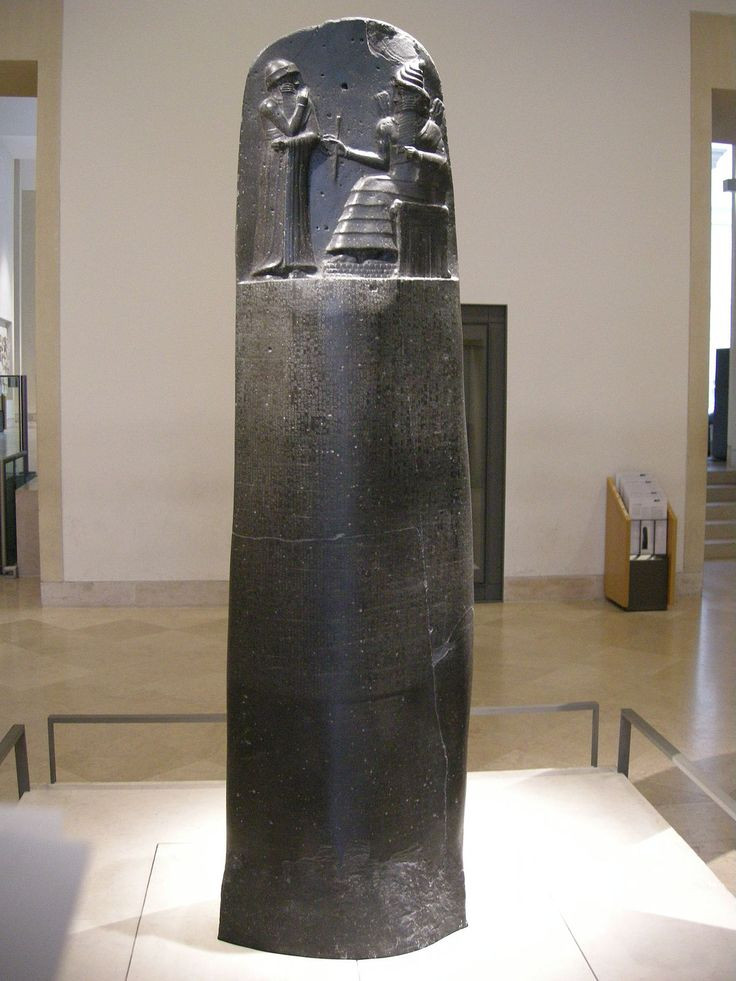  4. Tấm bia Hammurabi (Iraq). Niên đại: Khoảng 1754 TCN. Nền văn minh: Babylon. Giá trị: Tấm bia Hammurabi là văn bia khắc một trong những bộ luật cổ xưa nhất còn tồn tại. Bộ luật Hammurabi bao gồm 282 điều luật, nổi tiếng với nguyên tắc "mắt đền mắt, răng đền răng". Ảnh: Pinterest.