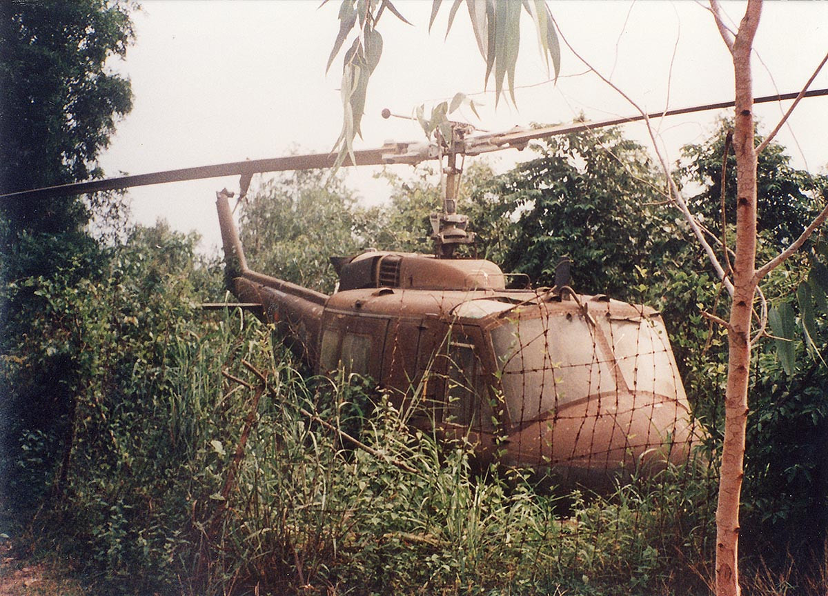 Chiếc máy bay trực thăng Bell UH-1 "Huey" của Mỹ còn sót lại từ thời chiến tranh, nằm bên một con đường ở ngoại vi TP HCM. Ảnh: Marc Yablonka / SFA 78.