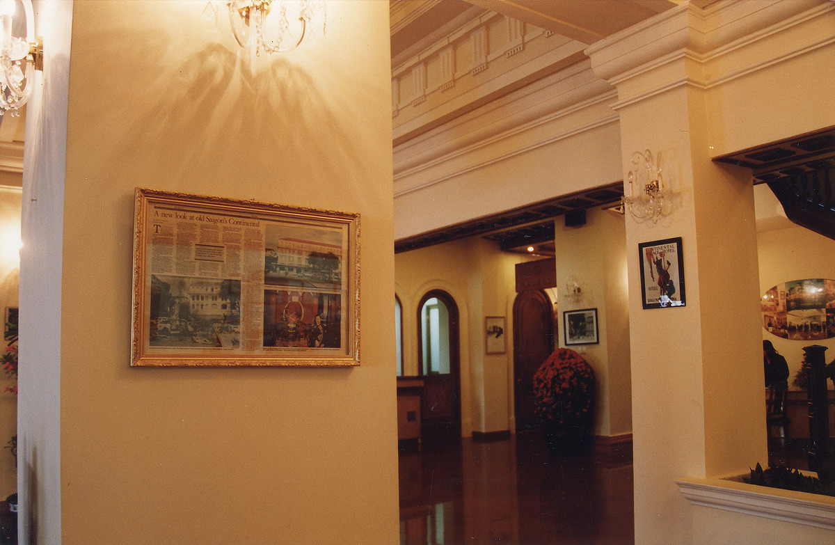 Trong sảnh khách sạn Continental. Bài viết của nhà báo Marc Yablonka về khách sạn Continental đăng trên tờ Pacific Stars and Stripes được đóng khung và trưng bày tại đây. Ảnh: James Caccavo / SFA 78.