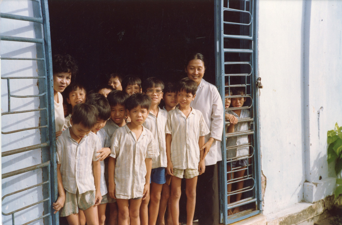 Trẻ em trong một trại trẻ mồ côi ở TP HCM. Ảnh: Marc Yablonka / SFA 78.