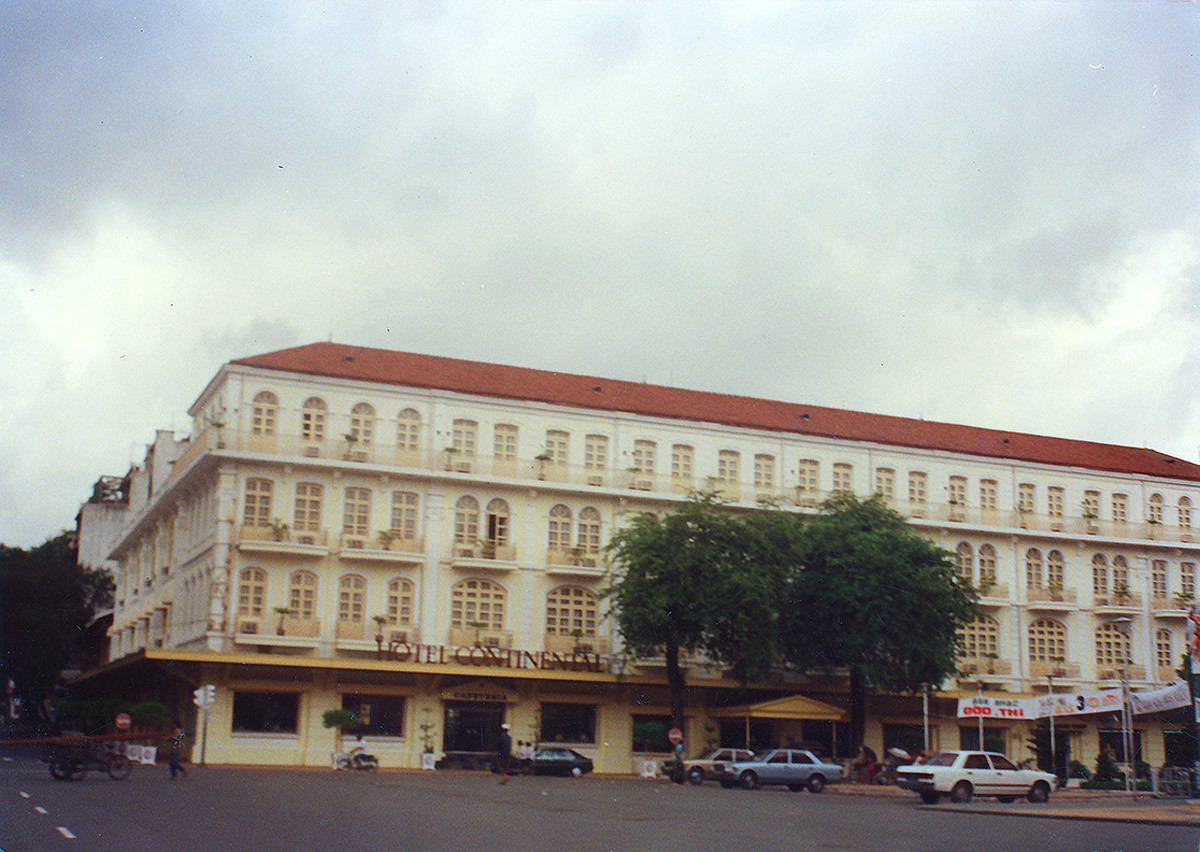 Khách sạn Continental cạnh Nhà hát Thành phố. Được khởi công xây dựng năm 1878, đây là khách sạn cổ nhất của TP HCM và của cả Việt Nam. Ảnh: Marc Yablonka / SFA 78.