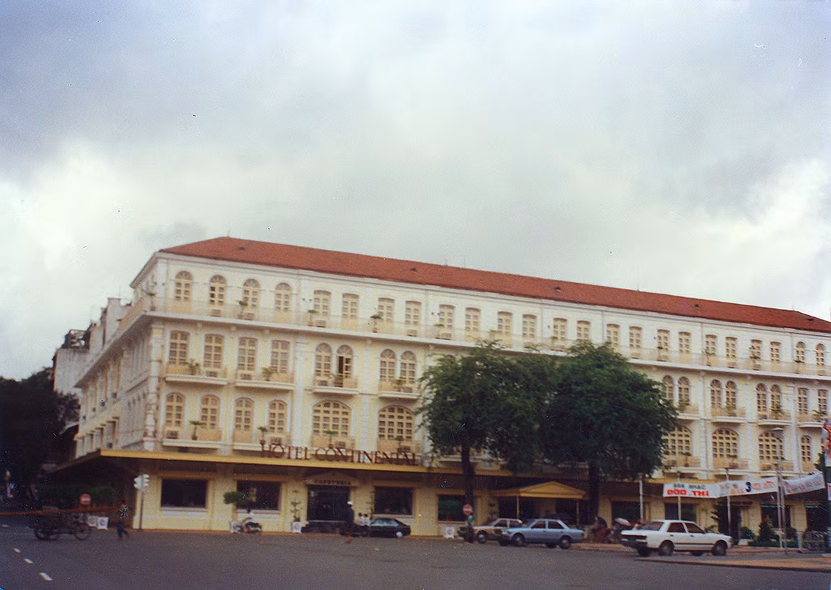 Khách sạn Continental cạnh Nhà hát Thành phố. Được khởi công xây dựng năm 1878, đây là khách sạn cổ nhất của TP HCM và của cả Việt Nam. Ảnh: Marc Yablonka / SFA 78.