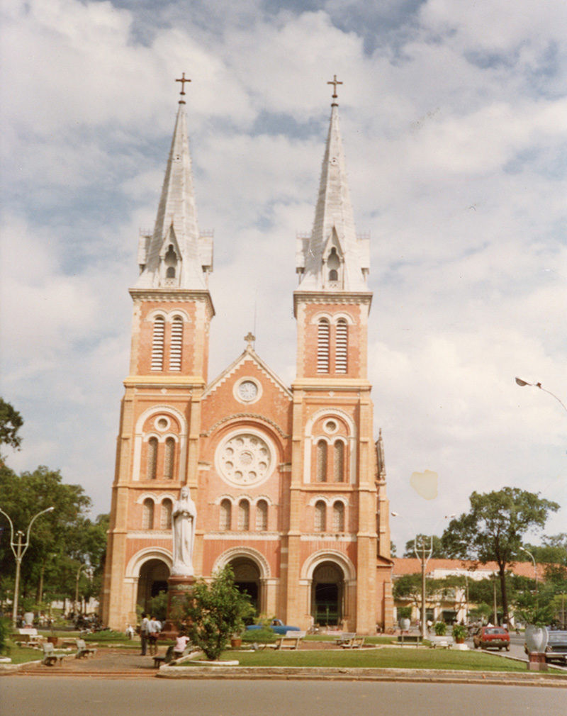 Nhà thờ Đức Bà Sài Gòn, một trong những di tích kiến trúc cổ nổi tiếng nhất thành phố. Ảnh: Marc Yablonka / SFA 78.