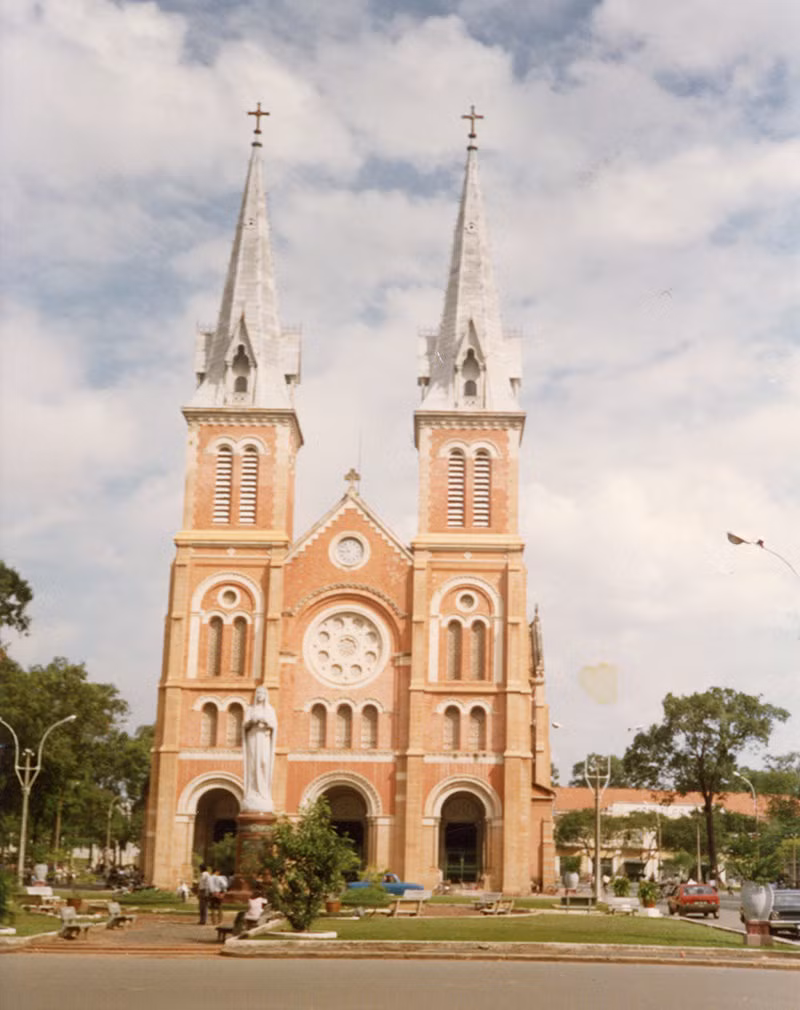 Nhà thờ Đức Bà Sài Gòn, một trong những di tích kiến trúc cổ nổi tiếng nhất thành phố. Ảnh: Marc Yablonka / SFA 78.