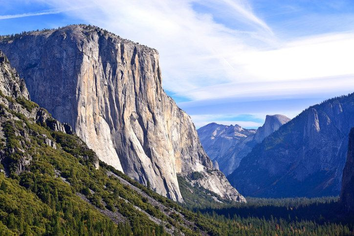  3. Vườn quốc gia Yosemite (California). Thành lập: 1890. Đặc điểm nổi bật: Thác nước lớn, vách đá El Capitan, núi Half Dome và những cánh rừng thông khổng lồ khiến Yosemite là một trong những VQG được du khách ghé thăm nhiều nhất ở Mỹ. Ảnh: Pinterest.